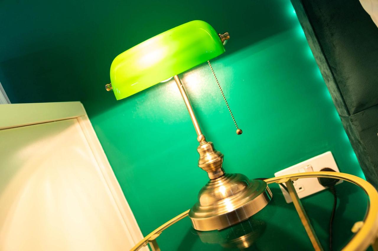 Maevela Apartments - Top Floor Rolex Themed Studio Apt Inside The Cube, Mailbox - Free Netflix & Wifi Бирмингем Экстерьер фото